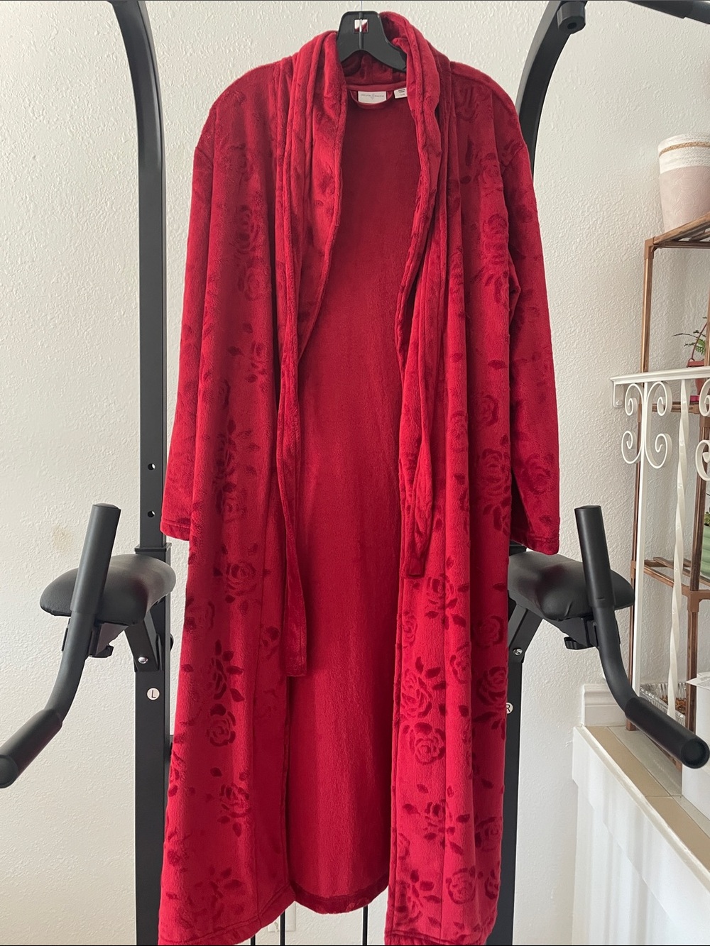 Jaclyn Smith Red Floral Plush Fleece Robe with Tie